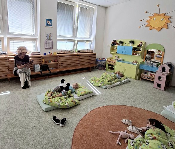 ČtecíBabička.jpg