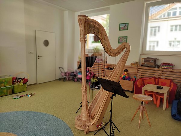 Tóny harfy a houslí v naší školce